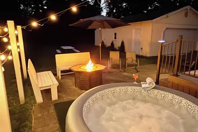 Image de Hot Tub! Fire Pit! Gas Fire Table! Coffee Bar!