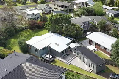 The Ultimate Kiwi Bach, Spacious 6br Home with Large Back Lawn & Sleepout