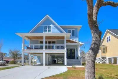 Image de Brand New 4br 3. 5ba House, Central Location in Oak Island, Sleeps 14