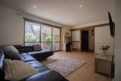 Image de Located across from Sovereign Hill, this 3-bedroom home is perfect for families or travellers