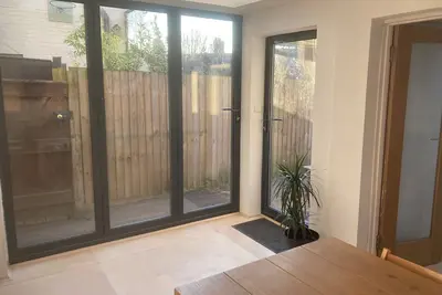 Image de Self contained flat, on a quiet street close to city centre. Pet friendly.