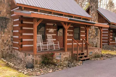 Image de Bearfoot Bungalow- Tiny Cabin Getaway