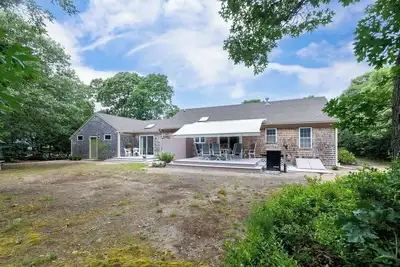 Image de Charming Home with Private Yard and Convenient Access to Beaches (2395)