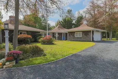 Image de Spacious Home With Private Yard Close to Beach Abutting Conservation (2397)