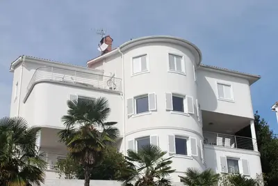 Image de Appartement de luxe Ă Opatija pour 8 personnes avec piscine et literie en soie