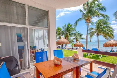 Image de Oceanfront Living with Direct Beach Access and Lush Poolside Gardens!