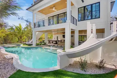 Image de Luxury Home Steps from Siesta Key Beach with Game Room and Resort-Style Pool