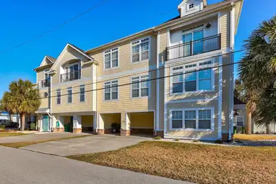 Image de Charming Coastal Getaway at Chateau Maizenbleu– Kure Beach, Nc