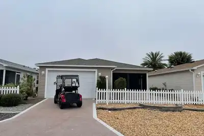 Image de Stylish Home in Duval w/Granite, Tile Floors, Glass Lanai & Gas Golf Cart!