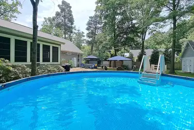 Image de Serene home w/heated pool fire pit screened porch large yard hot tub