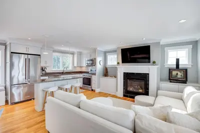 Image de Modern Comfort and Coastal Charm