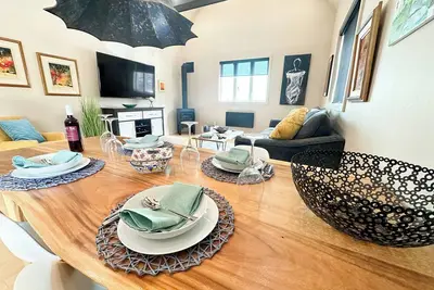 Image de Stylish 2-Bedroom Getaway at The Red Door | Modern Amenities & Cozy Vibes