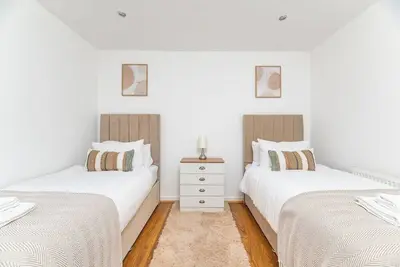 Image de Leeds Contractor Home | Parking | Yorksha Property