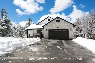 Image de Beautiful 5-star cabin! Private hot tub, Views, & New 2023 construction!