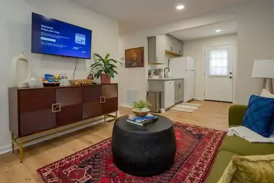 Image de Quaint 3-Br Getaway | Free Parking + Free WiFi