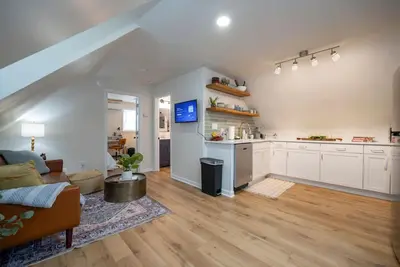 Image de *Whole House* | 4-Br Home | 2 Kitchens + Free WiFi