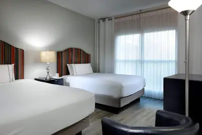 Image de 2 Queens Near Walt Disney World Resort