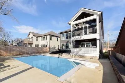 Image de Stylish Surrey Park Home w/ Pool, Fire Pit, Gourmet Kitchen, Outdoor Grill + Bar