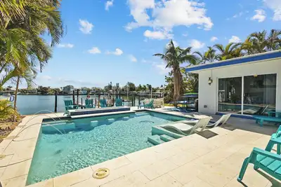 Image de Heated pool/ Kayaks/Waterfront/Steps to Beach