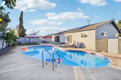 Image de Modern 3-Br w Pool, Garage, King Bed, Ranch Style