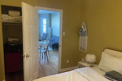 Image de Monthly rental of a cozy 1- bedroom apt, all amenities included, transit nearby.