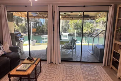 Image de Waterfront 2br/1. 5ba Condo in Crystal River – 90-Day Rental Available!