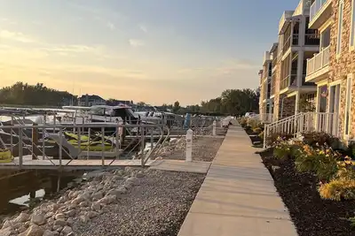 Image de New 3-bedroom Marina waterfront condo in marvelous Lakeside Marblehead