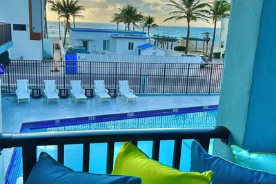 Image de Newly Renovated beach view apt!