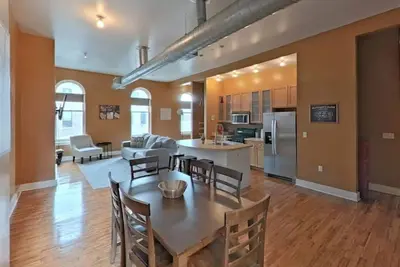 Image de Massive condo in the heart of the city!