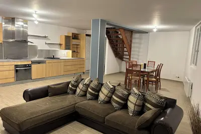Image de Maison très confortable et pratique avec 3 grandes chambres salon salle à manger