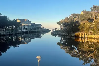 Image de Charming Waterfront 2-bedroom apartment in enchanting Ocracoke W Dock & kayaks.