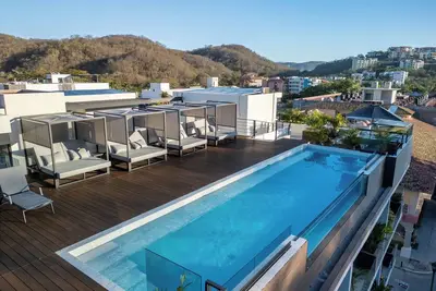 Image de Charming 2-bedroom condo minutes to the beach with 4 rooftop pools and BBQs