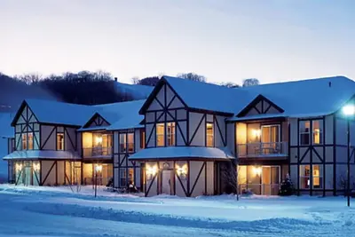 Image de Two bedroom & bath resort with living room and kitchen
