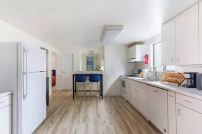 Image de New! Chic Bungalow with Office, Centrally Located!