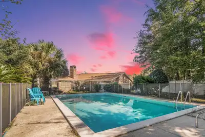 Image de Awesome Pool! Sleeps 10! 5 Min to Airport! 25 Min to Beach!