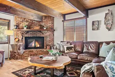 Image de Charming 4-bedroom cabin with WiFi in Big Bear Lake, 1 mile from The Village.