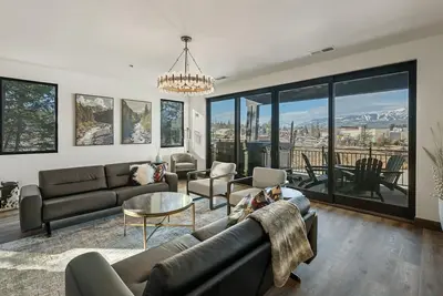 Image de New High-End 2282 sf condo slps 10pvt hot tub walk 2town mtn views 30 min to Gnp