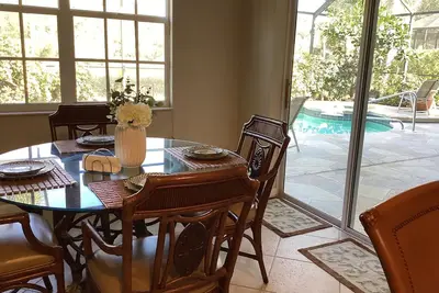 Image de Charming 3-bedroom pet friendly house in Shadowwood with pool and spa