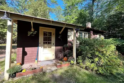 Image de Vintage Adk Cabin- great deal-book today!