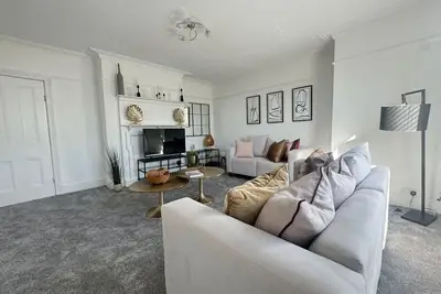 Image de Cozy 3 bed apartment with views of Southport's Marine Lake! Free WiFi
