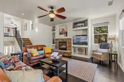 Image de 2 Br 2. 5 Bth + loft -  Central, A/C & Spacious!