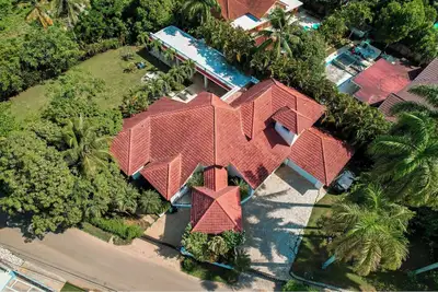 Image de Luxury 5 bedroom house by the beach in fabulous Perla Marina