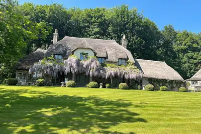 Image de Country farmhouse surrounded by lakes green fields with private spa