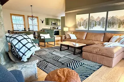Image de 3 Min Walk to Main Street w/Game Room, Fire Pit & Hot Tub