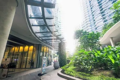 Image de The Laughing Loft Cosmopolitan Comfort Air Condo Makati Gym Swim Park 300