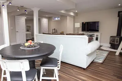 Image de Serenity in the Hills - Charming 1-bdrm house w WiFi and Hot Tub in Orangeville