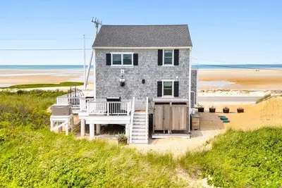 Image de The Cabana: 053-D Eclectic Beachfront Retreat on Chapin Beach