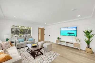 Image de Modern Luxury Oasis Steps from the Sand in Long Beach!