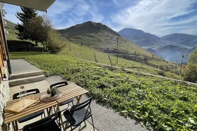 Image de Maison de vacances 'Tramonto Sulla Pista A Prato Nevoso' avec vue montagne et jardin privé