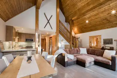 Image de Cabin Fever at Tahoe Donner by Tahoe Getaways - All New with Hot Tub & Hoa